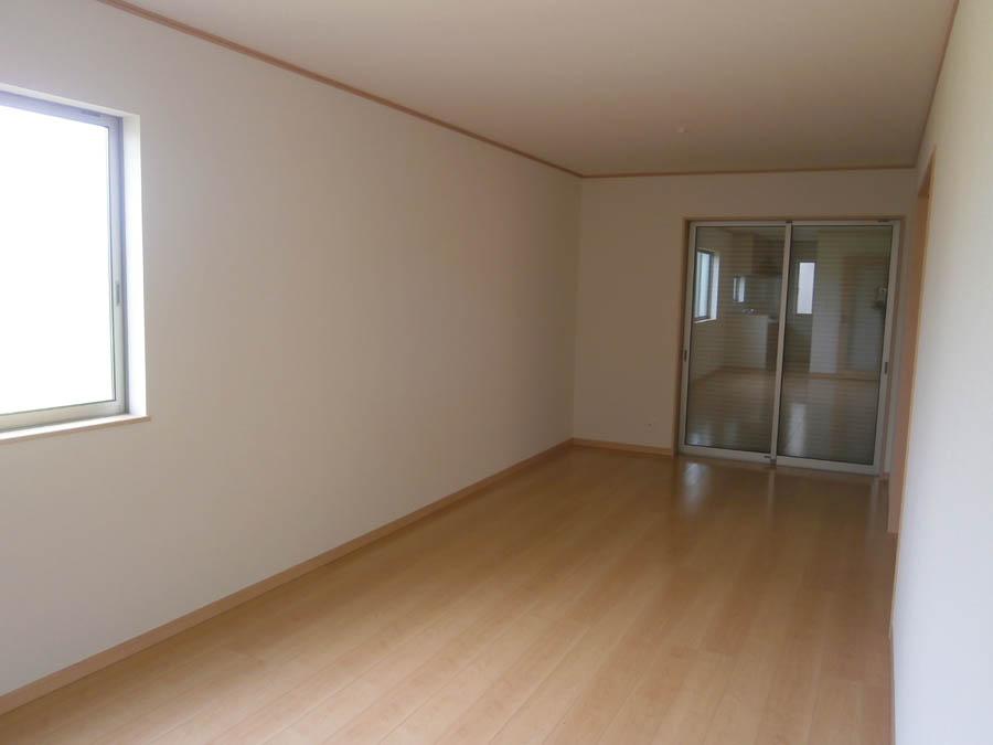 Living. Was building completed. Such as the actual image from per yang, We have to wait all the time so you can see directly. 