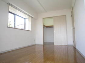 Living and room. It is a bay window with a room