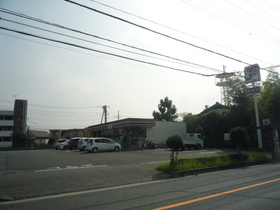 Convenience store. 600m to Seven-Eleven (convenience store)