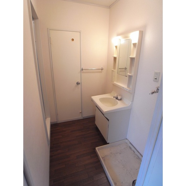 Washroom. Laundry Storage