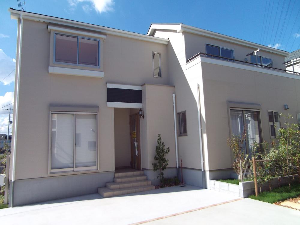 Local appearance photo. C Building in full living room facing south, There is a Japanese-style room