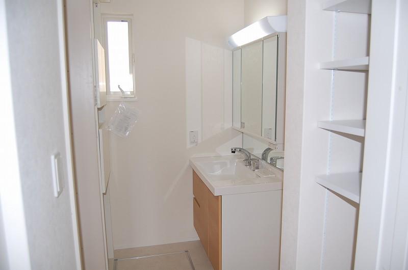 Wash basin, toilet. Room (August 2013) Shooting