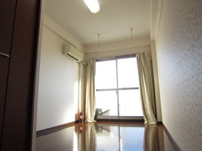 Living and room. Bright Western-style facing the balcony