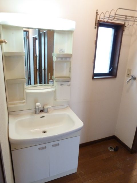 Washroom. Preparation of the morning with shampoo dresser is also Rakuchin. 