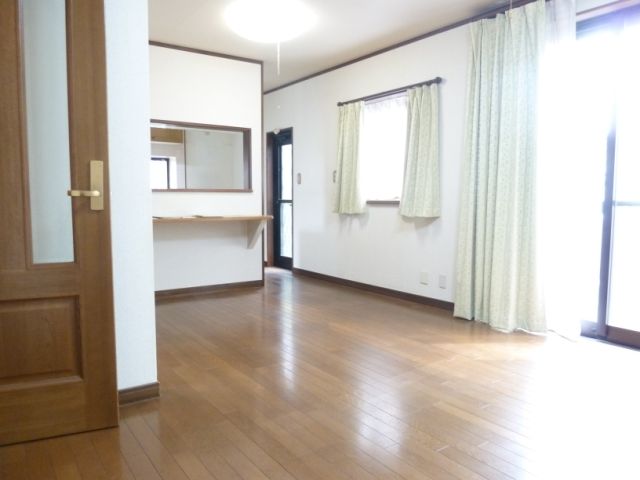 Living and room. Day is a good living. 