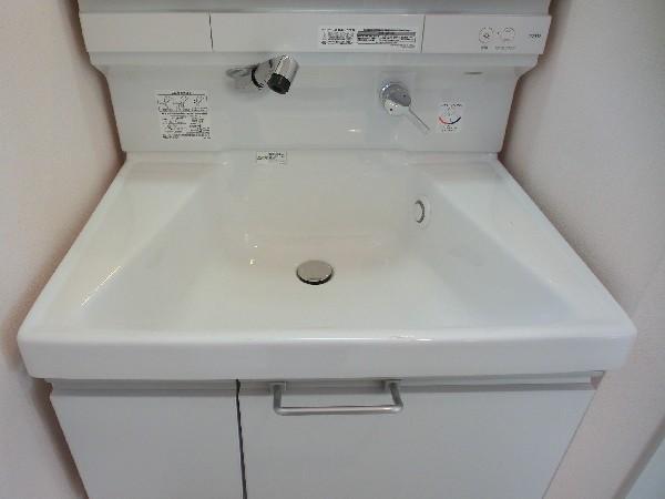 Wash basin, toilet. Wash basin