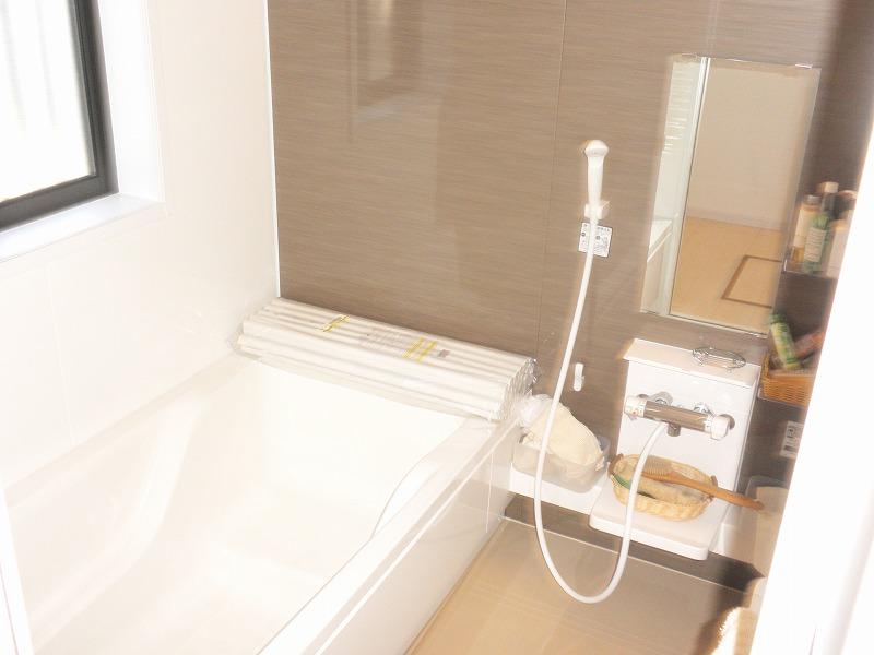 Model house photo. Loose large space building site spacious about 50 square meters ~ Japanese-style room of Tsuzukiai to large size popular counter kitchen of 5LDK is comfortably spacious 20 Pledge car space in the attractive large space 4 ~ Five possible day boast the same day of your visit Allowed