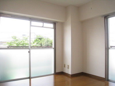 Living and room. Because the corner room, It's very bright. ・ *