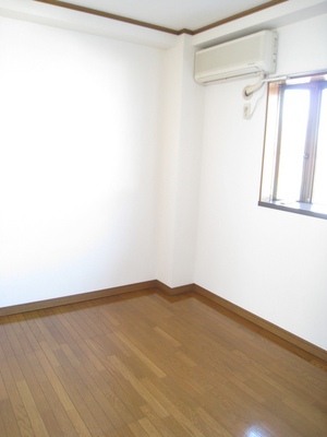 Living and room. Perfect air-conditioned on the season ☆ 