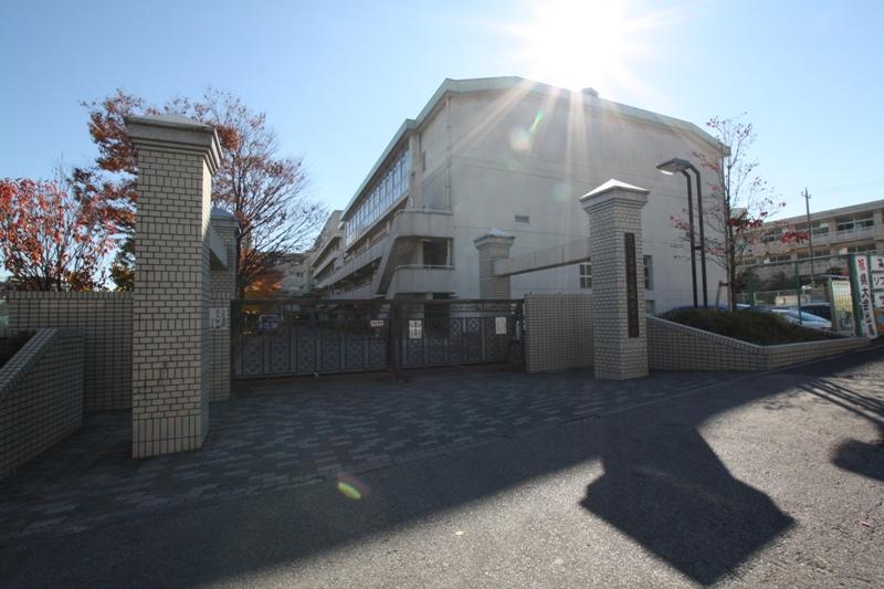 Junior high school. 951m to Saitama City Oma tree junior high school