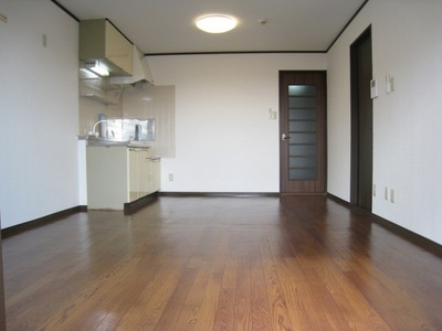 Living and room. 12 Pledge spacious living room