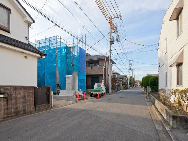 Local photos, including front road. ◇ 2 single car space! 39 square meters of the site clear! ◇ 6m of the front road clear ◇ popular face-to-face kitchen 16 Pledge! ◇ 2F balcony is a wide balcony! ◇ city gas ・ This sewage!