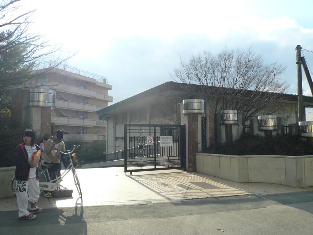 Junior high school. 1200m to the three-chamber junior high school