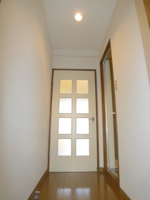 Entrance. 1R But there entrance door!