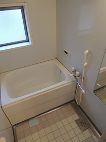 Bath. Reheating ・ It is a bathroom with windows. 
