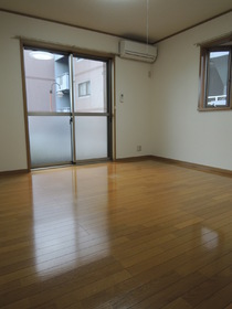 Living and room. It is living two-sided lighting per corner room. 