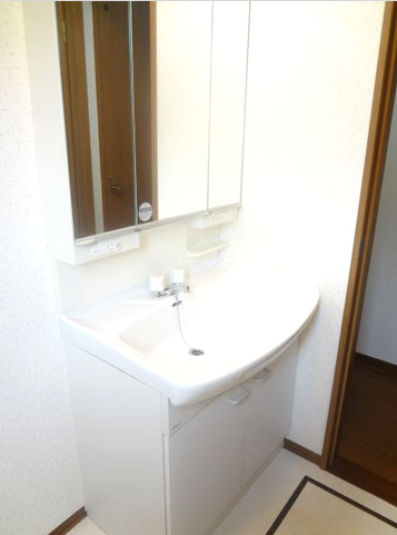 Washroom. Independent wash basin