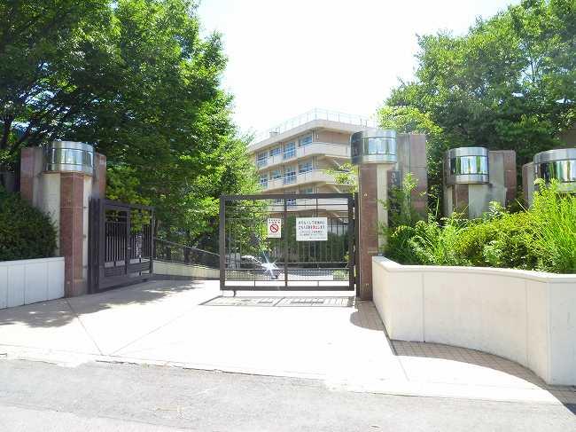 Junior high school. 1338m to Saitama City three-chamber junior high school