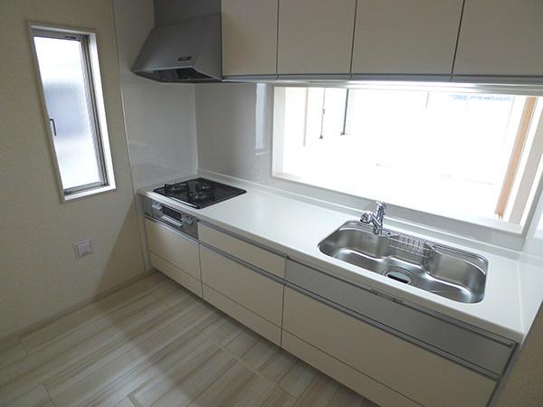 Kitchen. Face-to-face kitchen where you can enjoy a conversation with your family, even while cooking