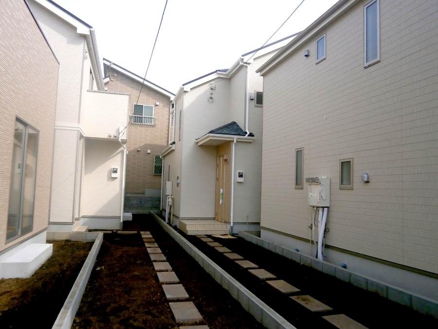 Local photos, including front road. Was building completed. Such as the actual image from per yang, We have to wait all the time so you can see directly.