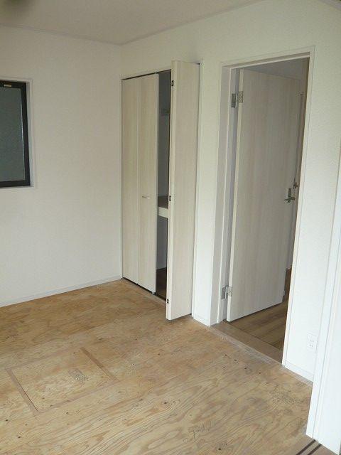 Non-living room. Adjacent to the living room is the state of the Japanese-style room. 