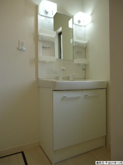 Wash basin, toilet. Indoor (10 May 2013) Shooting