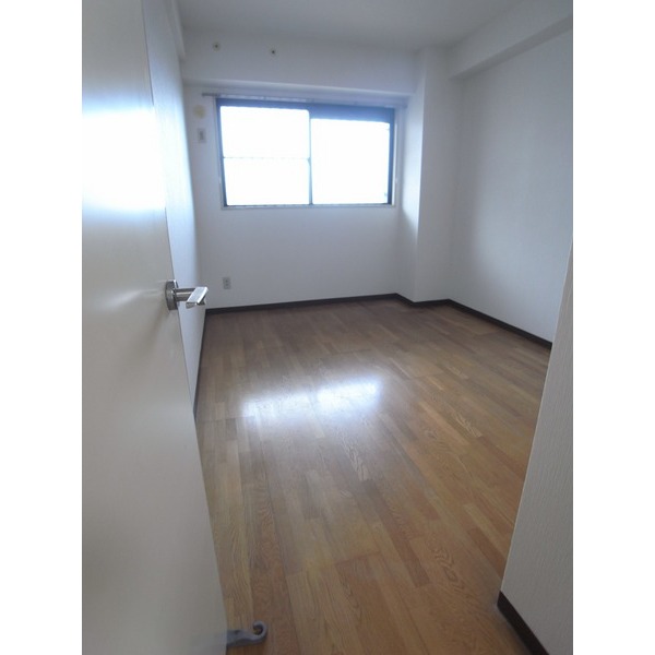 Living and room. Western-style 5.7 Pledge