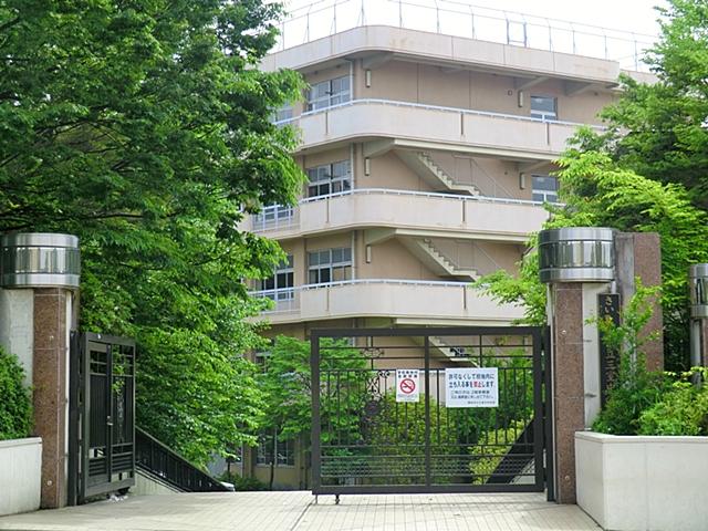 Junior high school. 920m to Saitama City three-chamber junior high school