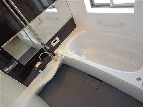 Bathroom. 1 Building Comfortable tub sitz bath can enjoy