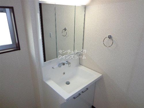 Wash basin, toilet. 1 Building