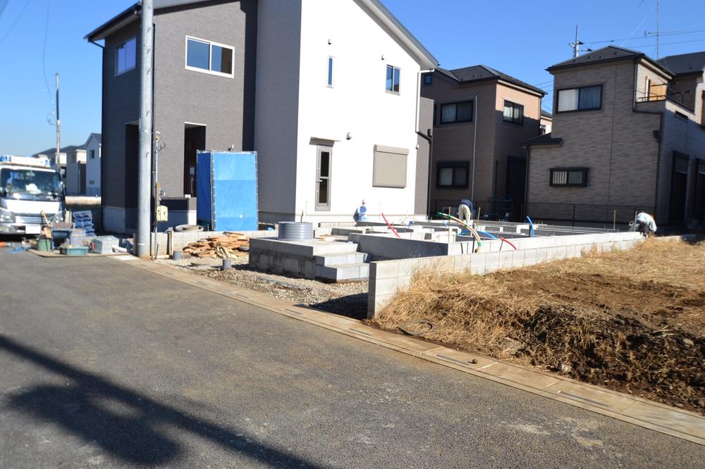 Local photos, including front road. Local (11 May 2013) Shooting Building 3