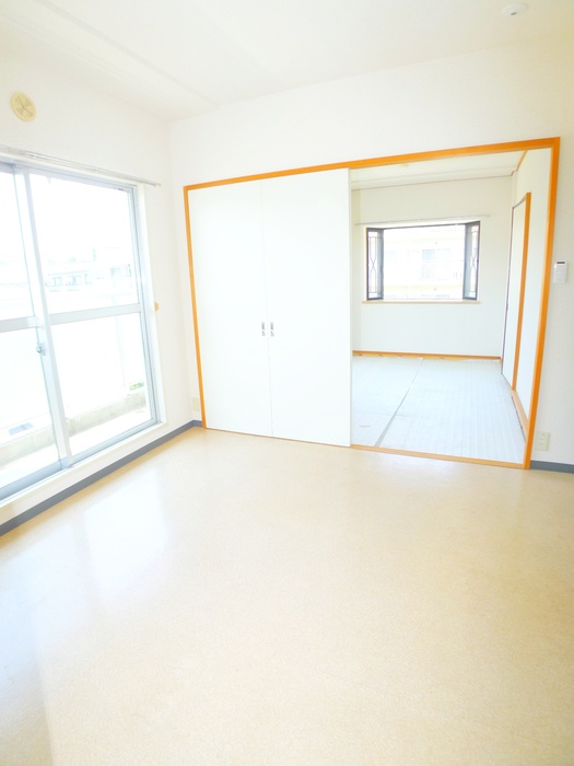 Living and room. Day is good. 