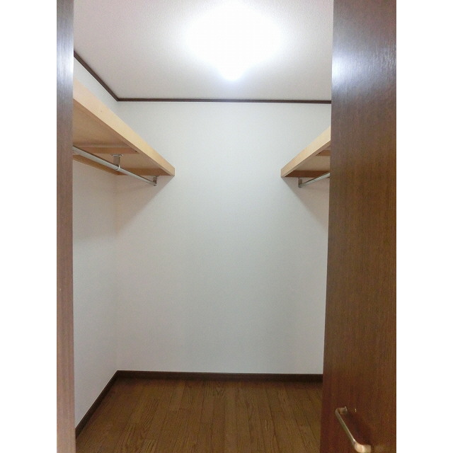 Receipt. Walk-in closet