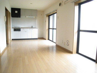 Living and room. Spacious 12 Pledge living