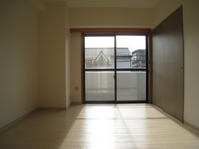 Living and room. Western-style rooms facing the south-facing balcony