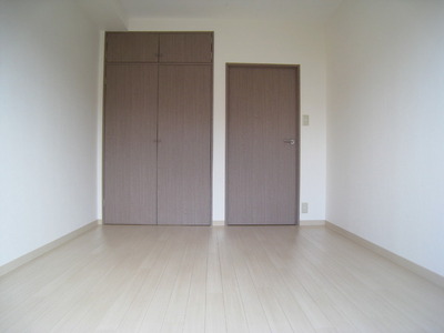 Living and room. Western-style rooms facing the west-facing balcony