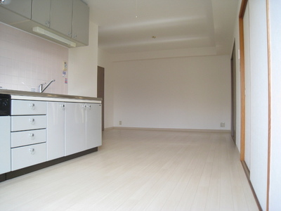 Living and room. 12 Pledge spacious living room