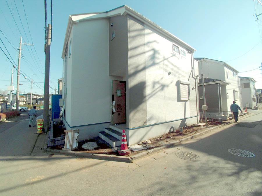 Local photos, including front road. We offer the same use the finished model house of this property. Please feel free to contact us.