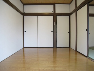 Living and room. Western-style facing the balcony