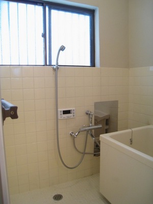 Bath. Bathroom window with ventilation is ◎