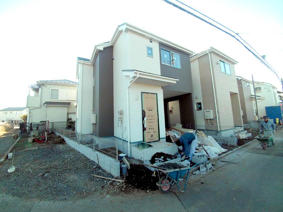 Local photos, including front road. We offer the same use the finished model house of this property. Please feel free to contact us.