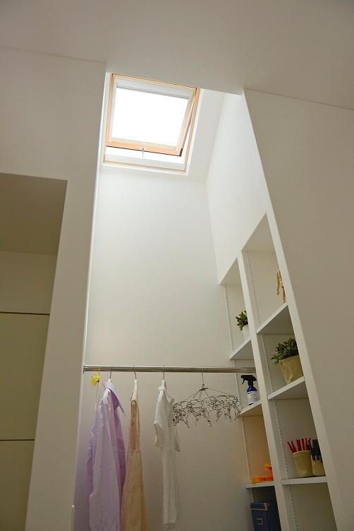 Model house photo. Replaced with fresh air at any time in the opening and closing of the top light