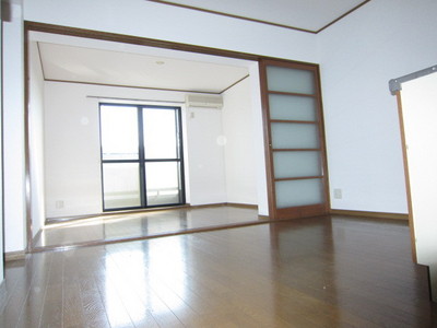 Living and room. Bright Western-style rooms facing the south-facing balcony