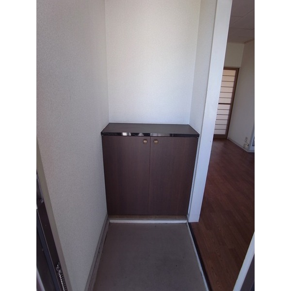 Entrance. Yes shoe box