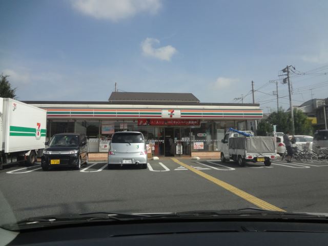 Convenience store. 250m to Seven-Eleven (convenience store)