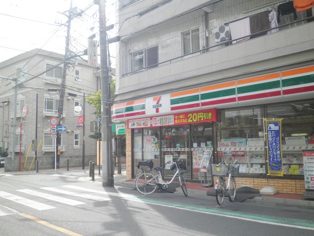 Convenience store. 800m to Seven-Eleven (convenience store)