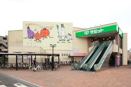Supermarket. 910m until the Summit store Daitakubo shop