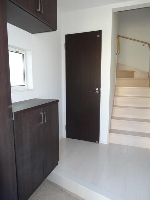 Entrance. 5 Building: local (11 May 2013) Shooting