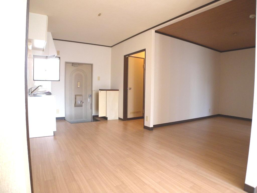 Living and room. LDK is about 18 Pledge!