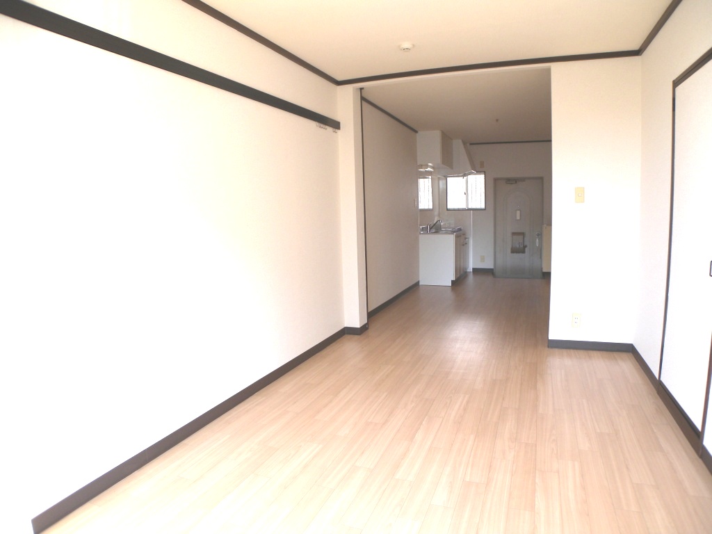 Living and room. LDK is about 18 Pledge!